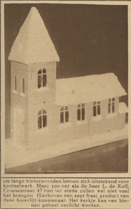 870937 Afbeelding van een kerkje dat van binnenuit verlicht kan worden, geknutseld door L. de Koff (Croesestraat 47) te ...